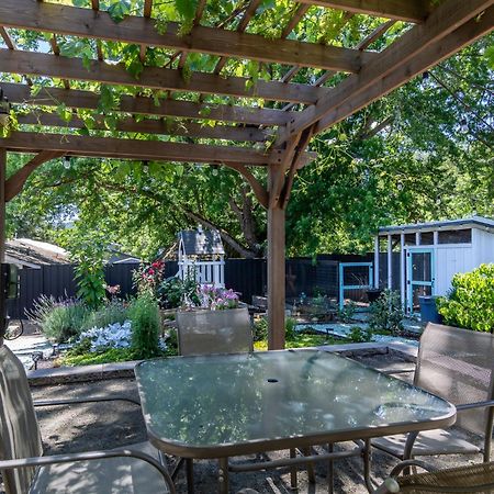 Chic Rv Retreat, Stunning Yard In Roseburg Hotel Eksteriør billede