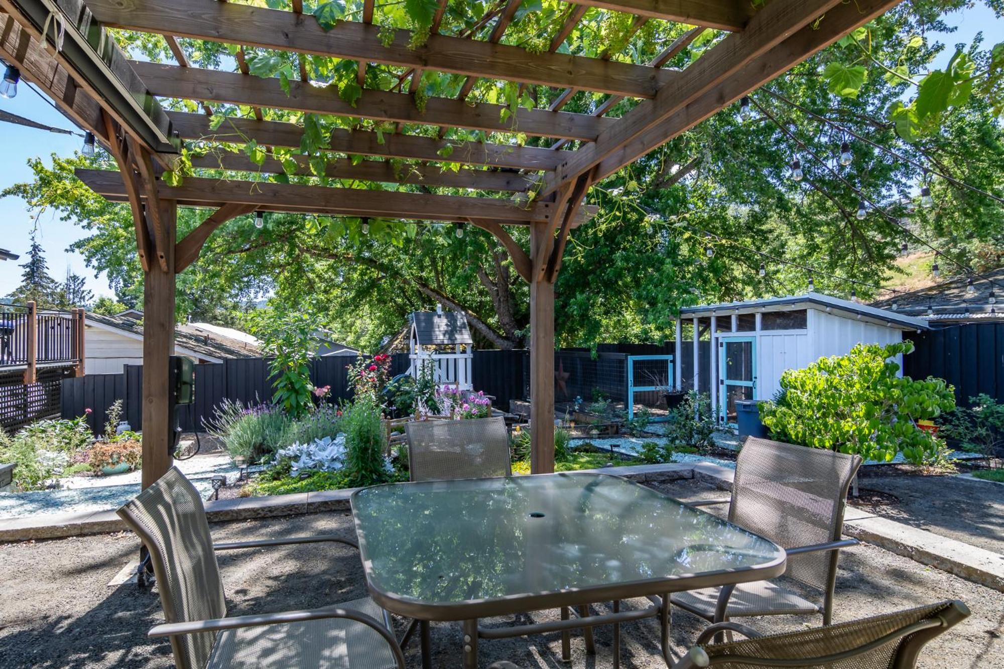 Chic Rv Retreat, Stunning Yard In Roseburg Hotel Eksteriør billede