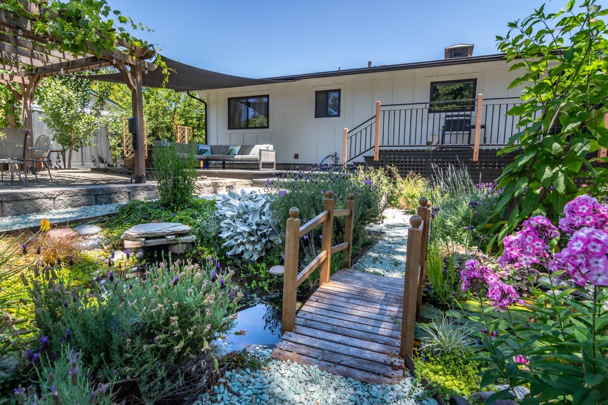 Chic Rv Retreat, Stunning Yard In Roseburg Hotel Eksteriør billede