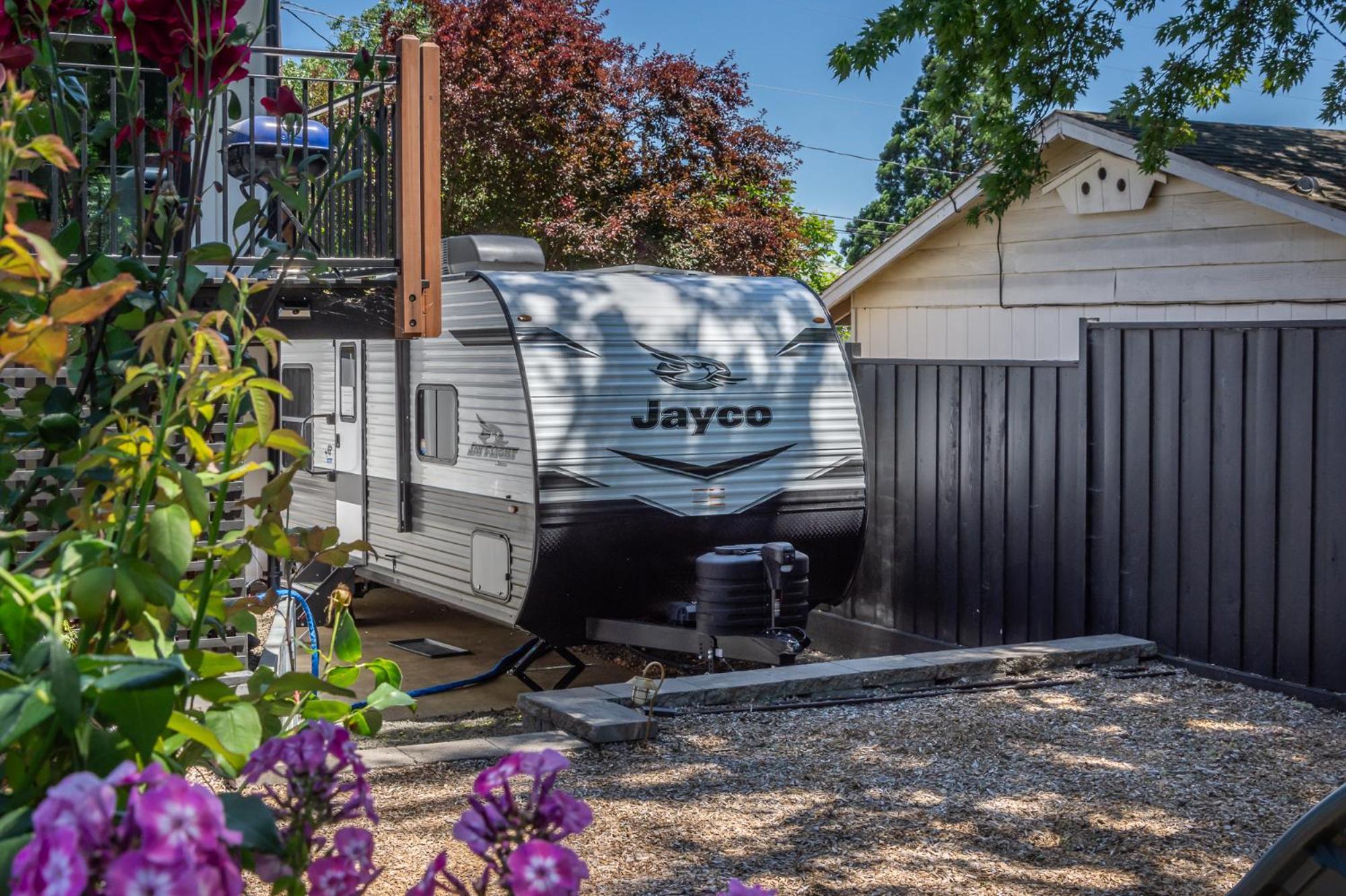 Chic Rv Retreat, Stunning Yard In Roseburg Hotel Eksteriør billede