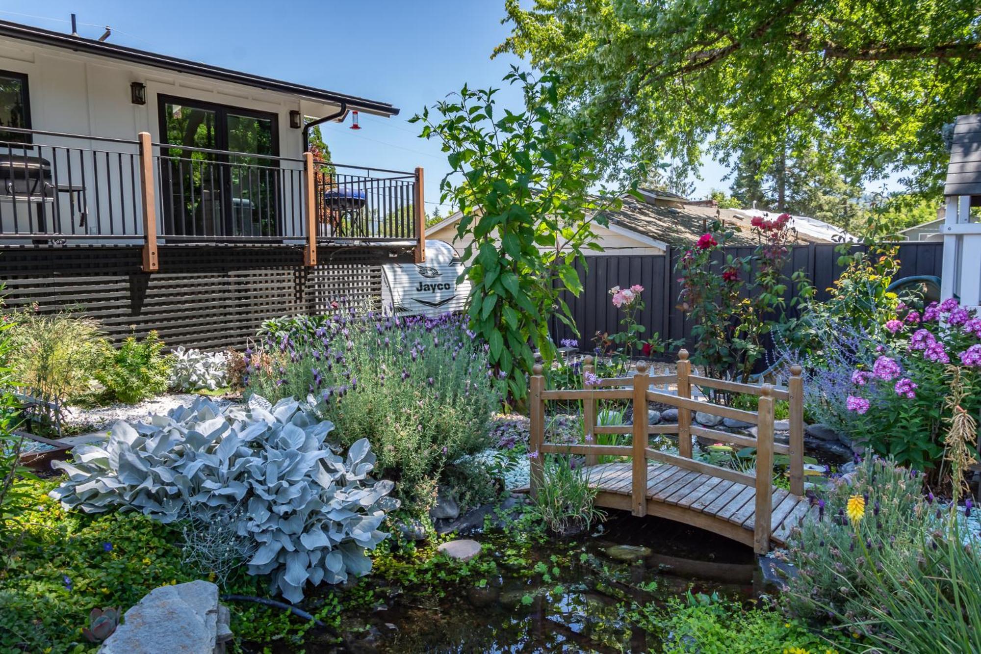 Chic Rv Retreat, Stunning Yard In Roseburg Hotel Eksteriør billede