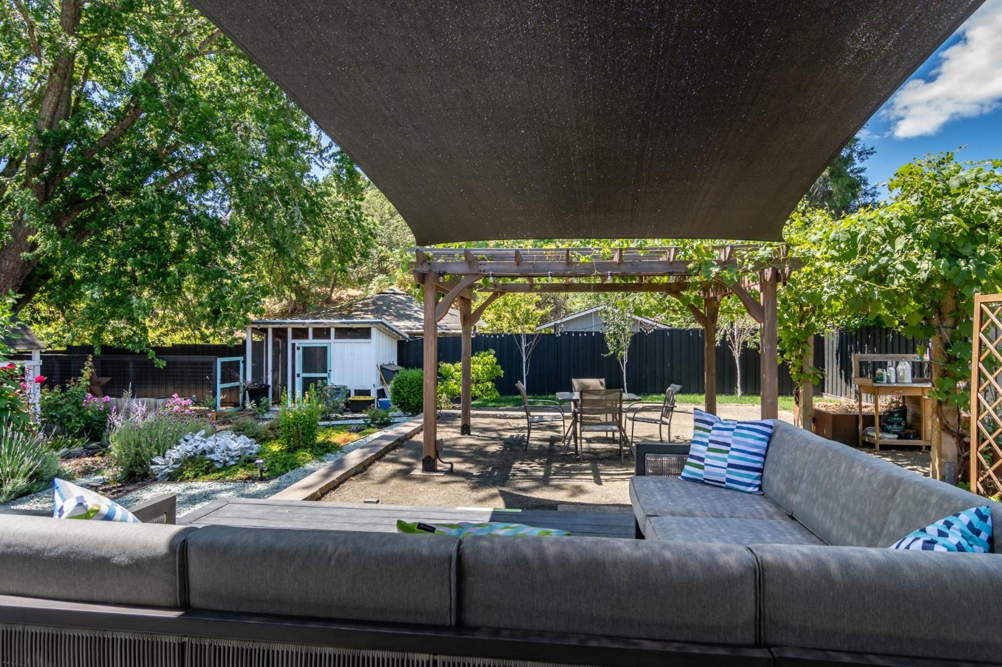Chic Rv Retreat, Stunning Yard In Roseburg Hotel Eksteriør billede