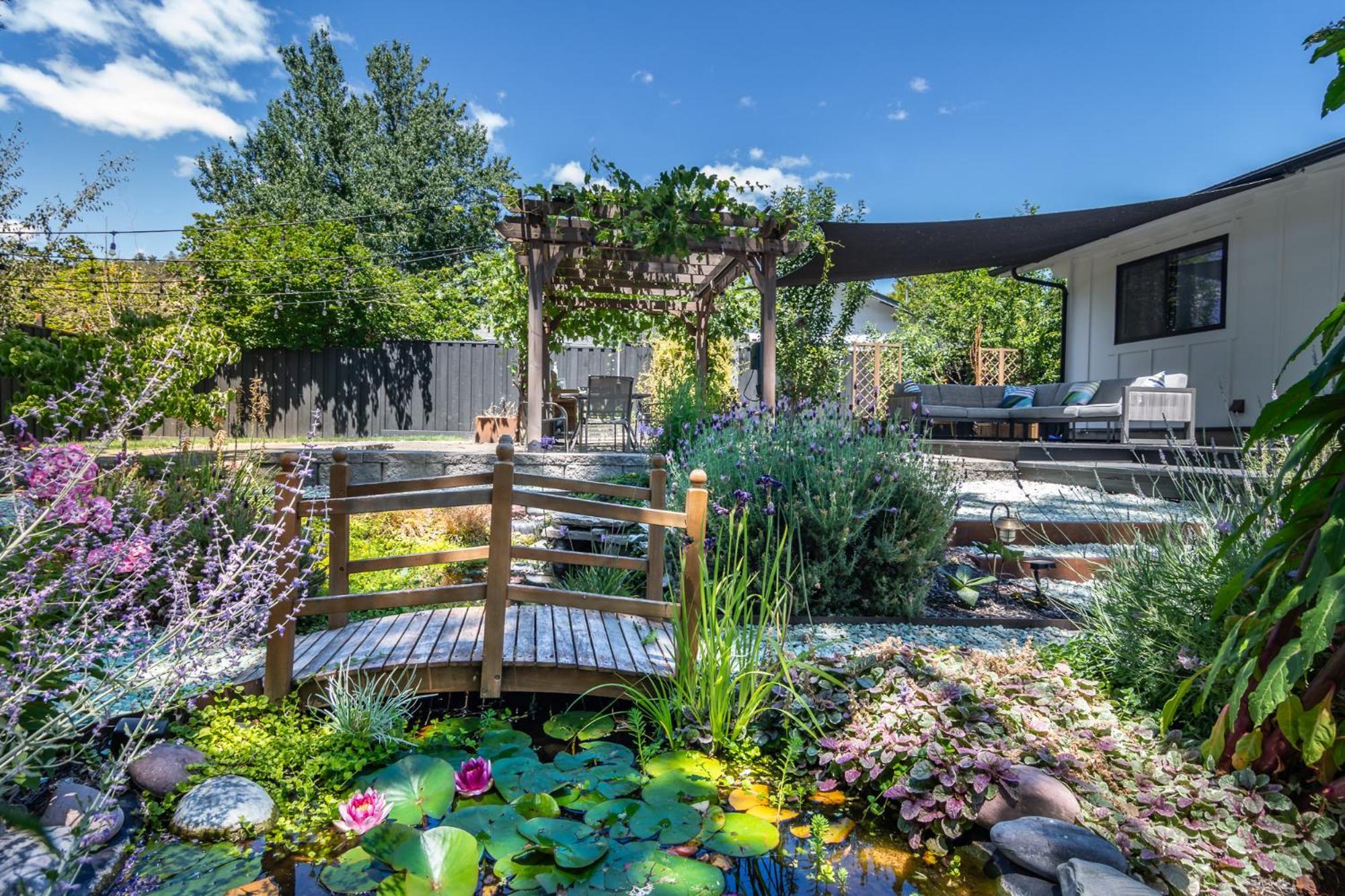 Chic Rv Retreat, Stunning Yard In Roseburg Hotel Eksteriør billede